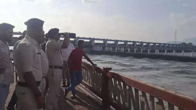 गंडक नदी में उफान: बिहार के बगहा में बाढ़ का अलर्ट, रातभर खौफ में कटे लोग गंडक नदी में उफान: बिहार के बगहा में बाढ़ का अलर्ट, रातभर खौफ में कटे लोग