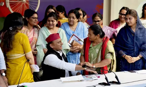 रक्षाबंधन पर अखिलेश को महिलाओं ने बांधी राखी, बोले- सुरक्षा और सम्मान हमारी जिम्मेदारी