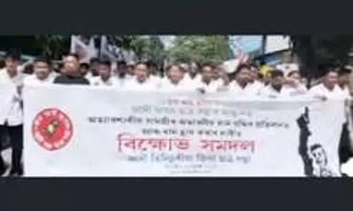 Assam: AASU ने तिनसुकिया में किया प्रदर्शन, जरूरी चीजों के दाम घटाने की मांग