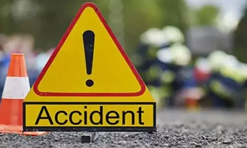 ओल्ड मुंबई-पुणे हाईवे पर तेज रफ्तार आइशर टेम्पो ने कार को मारी टक्कर ओल्ड मुंबई-पुणे हाईवे पर तेज रफ्तार आइशर टेम्पो ने कार को मारी टक्कर
