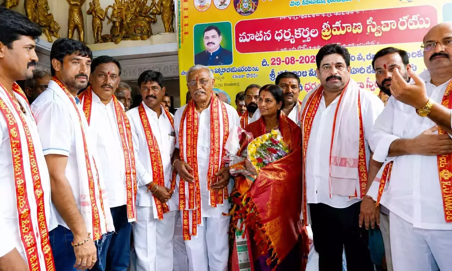 Andhra: केसिनेनी चिन्नी ने मंदिरों को विकसित करने का संकल्प लिया Andhra: केसिनेनी चिन्नी ने मंदिरों को विकसित करने का संकल्प लिया
