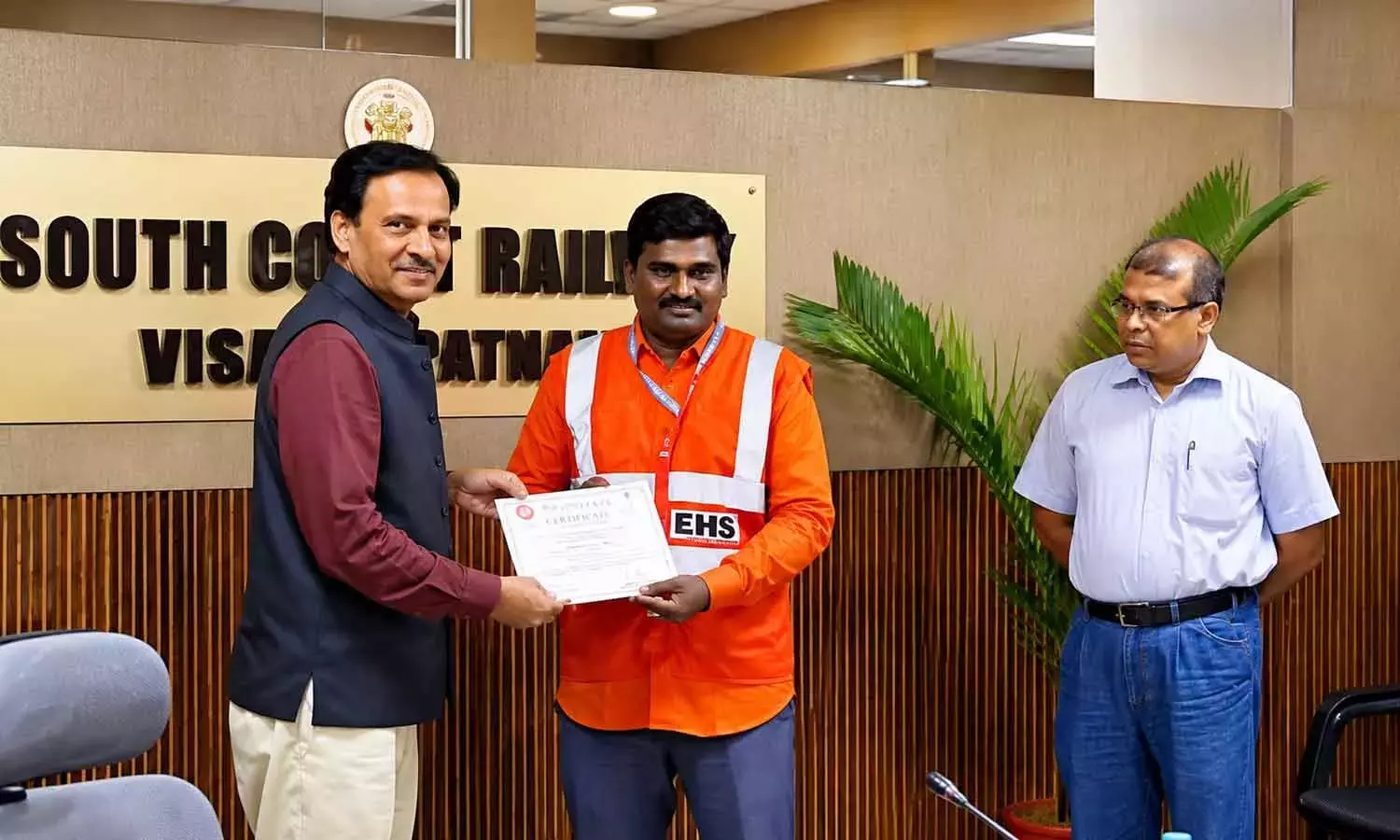 Andhra: विजयवाड़ा डिवीज़न के रेलवे कर्मचारी को SCoR GM का सुरक्षा पुरस्कार मिला Andhra: विजयवाड़ा डिवीज़न के रेलवे कर्मचारी को SCoR GM का सुरक्षा पुरस्कार मिला