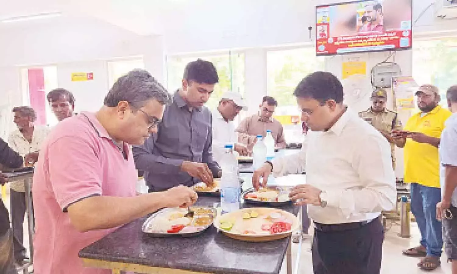 Andhra: ECI अधिकारी का कहना है कि अन्ना कैंटीन में मिलने वाला अन्नदान स्वादिष्ट और साफ़-सुथरा है