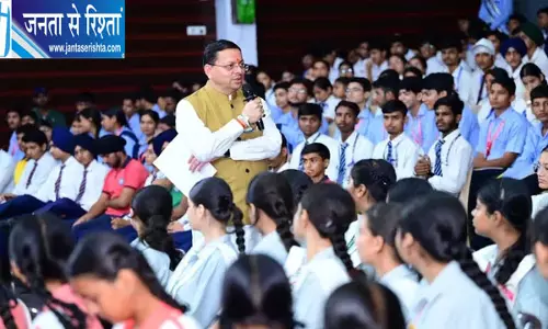 रुद्रपुर में धामी का विद्यार्थियों से संवाद