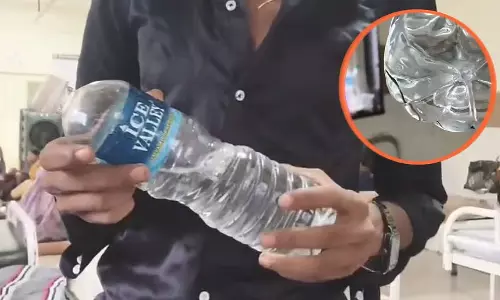 गुना जिला अस्पताल में पानी की बोतल में मिला सांप गुना जिला अस्पताल में पानी की बोतल में मिला सांप