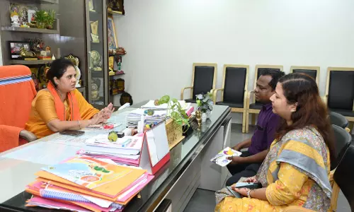 जयस्तंभ चौक पर बिना अनुमति तोरण और मुख्य मार्ग पर अवैध गेट लगाने पर महापौर सख्त, अधिकारियों को लगाई फटकार