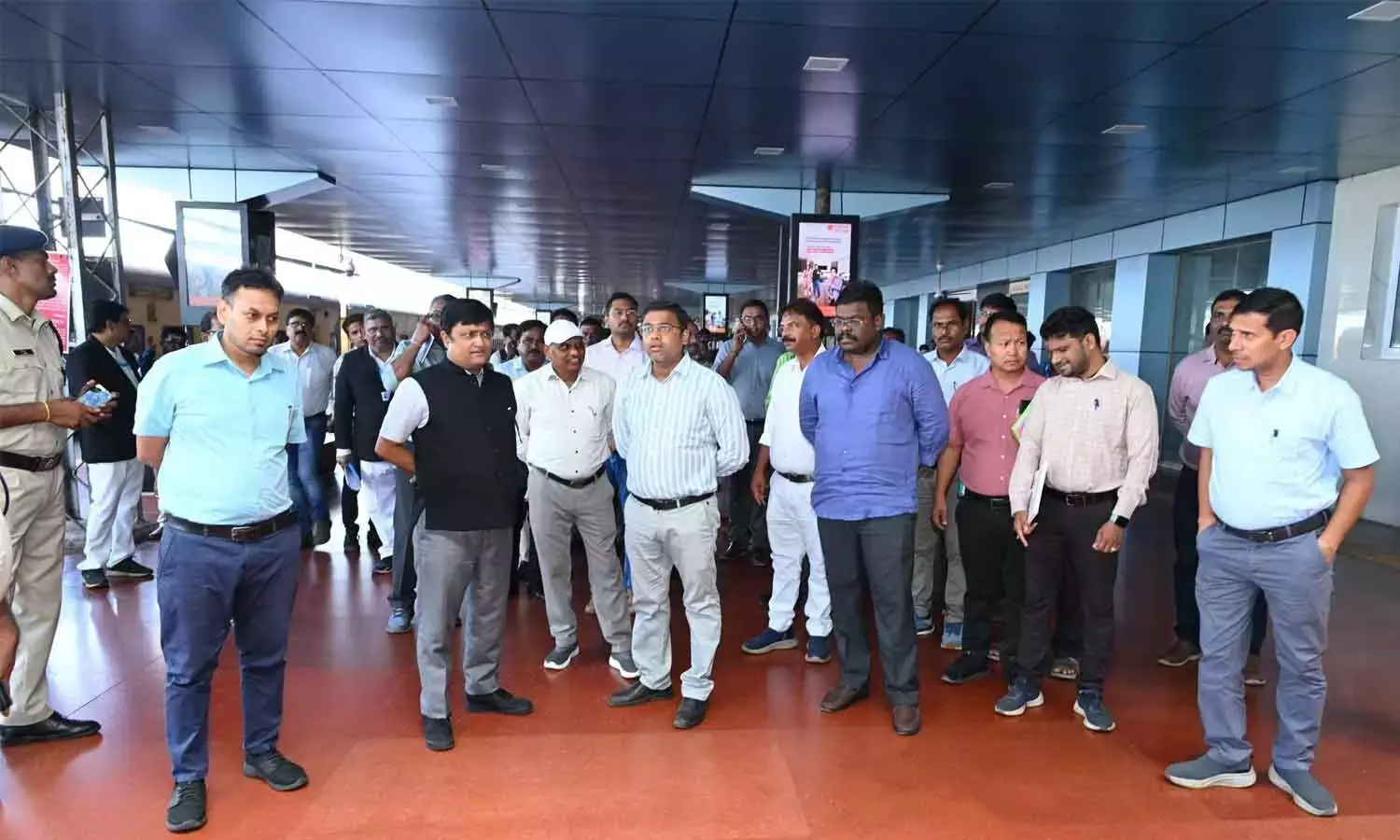 Andhra: DRM ने विशाखापत्तनम रेलवे स्टेशन पर औचक निरीक्षण किया