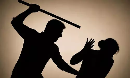 महिला कॉन्स्टेबल पर रॉड से हमला