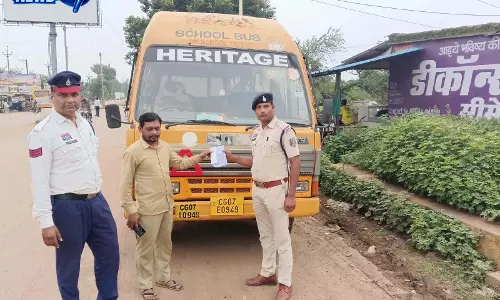 नशे में स्कूल बस चलाते मिले दो चालक, दोनों बसें जब्त, स्कूल प्रबंधन को नोटिस