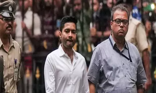 बिलबोर्ड हटाने पहुंची टीम अभिषेक बोले पहले दिखाओ आदेश की कॉपी बिलबोर्ड हटाने पहुंची टीम अभिषेक बोले पहले दिखाओ आदेश की कॉपी