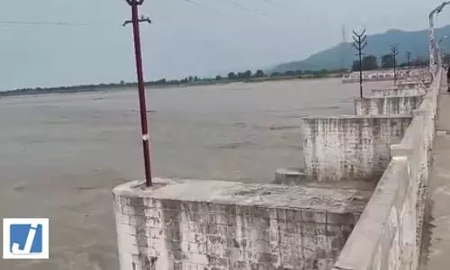 बिहार में नदियों का रौद्र रूप बरकरार, गंडक बैराज में जलस्तर में उतार-चढ़ाव जारी बिहार में नदियों का रौद्र रूप बरकरार, गंडक बैराज में जलस्तर में उतार-चढ़ाव जारी