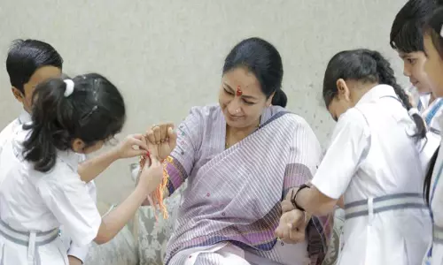 स्कूल बच्चों के साथ रक्षाबंधन मनाने पहुंचीं दिल्ली CM स्कूल बच्चों के साथ रक्षाबंधन मनाने पहुंचीं दिल्ली CM