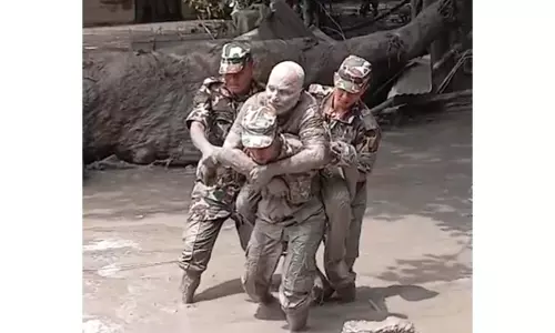 Nepal बाढ़ में लापता भारतीयों की तलाश में जुटे शशि थरूर Nepal बाढ़ में लापता भारतीयों की तलाश में जुटे शशि थरूर