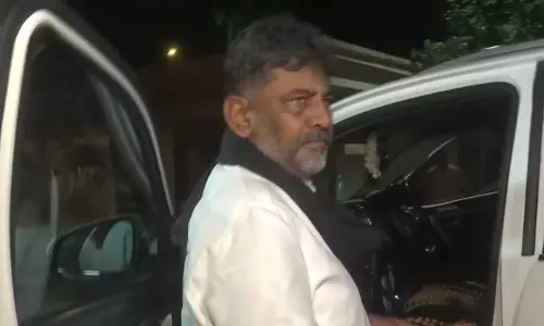 दिल्ली से रवाना हुए कर्नाटक सीएम डीके शिवकुमार राजनीतिक गतिविधियों पर नजर दिल्ली से रवाना हुए कर्नाटक सीएम डीके शिवकुमार राजनीतिक गतिविधियों पर नजर