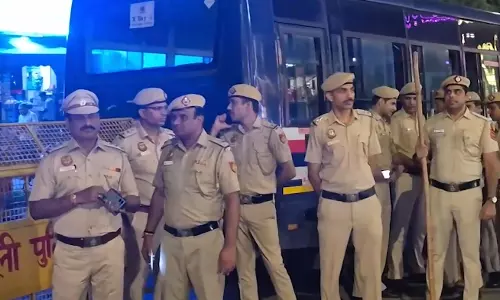 रक्षाबंधन से पहले लाजपत नगर में पुलिस का फ्लैग मार्च डीसीपी ने लिया सुरक्षा व्यवस्था का जायजा रक्षाबंधन से पहले लाजपत नगर में पुलिस का फ्लैग मार्च डीसीपी ने लिया सुरक्षा व्यवस्था का जायजा