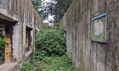 स्कूल भवन की बदहाली पर पालकों का फूटा गुस्सा, तालाबंदी कर किया प्रदर्शन