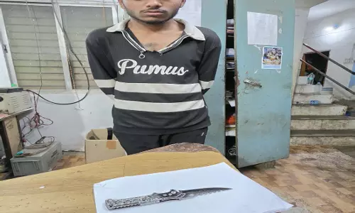 टिकरापारा में चाकू लेकर लोगों को डराने वाला आरोपी गिरफ्तार टिकरापारा में चाकू लेकर लोगों को डराने वाला आरोपी गिरफ्तार