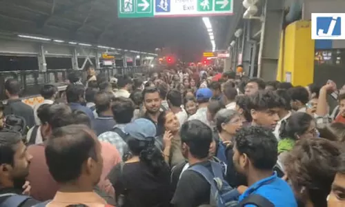 रक्षा बंधन से पहले नोएडा के बोटेनिकल गार्डन मेट्रो स्टेशन पर उमड़ा यात्रियों का सैलाब रक्षा बंधन से पहले नोएडा के बोटेनिकल गार्डन मेट्रो स्टेशन पर उमड़ा यात्रियों का सैलाब