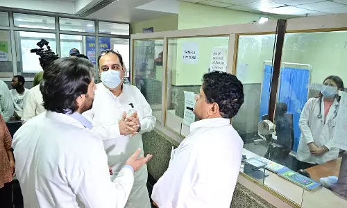 H1N1 मामलों के बीच दिल्ली स्वास्थ्य मंत्री ने द्वारका अस्पताल का किया निरीक्षण