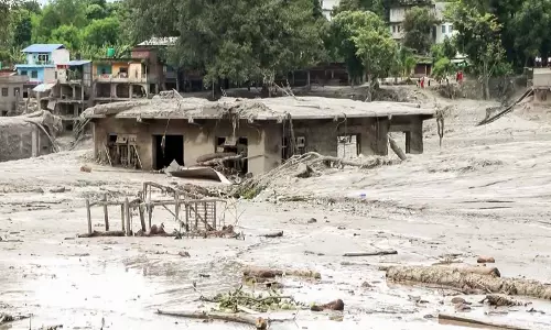 नेपाल जलप्रलय के बाद अपनों की तलाश में भटक रहे परिजन नेपाल जलप्रलय के बाद अपनों की तलाश में भटक रहे परिजन