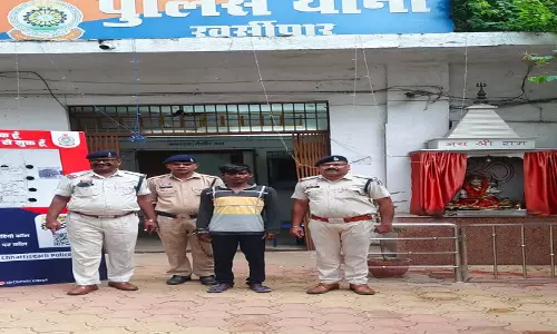 शराब के लिए पैसे मांगकर धमकी दी, फिर मोबाइल-नकदी लूटी, आरोपी गिरफ्तार