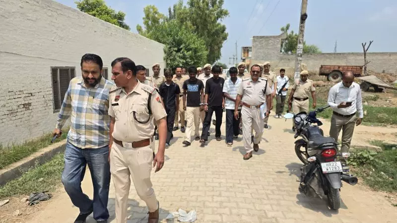 पुलिस ने फतेहाबाद गांव में हत्या के 5 आरोपियों का जुलूस निकाला पुलिस ने फतेहाबाद गांव में हत्या के 5 आरोपियों का जुलूस निकाला