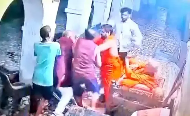 Haridwar: आश्रम की संपत्ति को लेकर संतों में घमासान, मारपीट का वीडियो सोशल मीडिया पर वायरल Haridwar: आश्रम की संपत्ति को लेकर संतों में घमासान, मारपीट का वीडियो सोशल मीडिया पर वायरल
