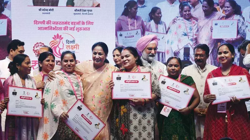 सीएम रेखा ने दिल्ली लक्ष्मी योजना की शुरुआत की सीएम रेखा ने दिल्ली लक्ष्मी योजना की शुरुआत की