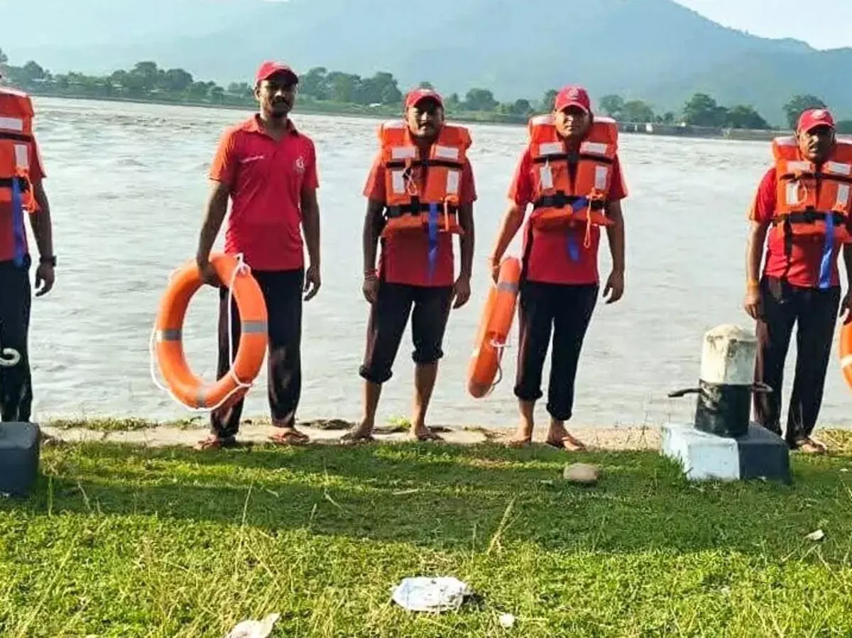 नेपाल की बाढ़ से बिहार में बढ़ा खतरा, गंडक समेत कई नदियों को लेकर अलर्ट नेपाल की बाढ़ से बिहार में बढ़ा खतरा, गंडक समेत कई नदियों को लेकर अलर्ट