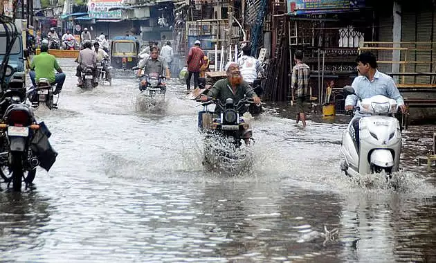 मध्य प्रदेश में बारिश का कहर जारी, 17 जिलों में भारी बारिश का अलर्ट जारी मध्य प्रदेश में बारिश का कहर जारी, 17 जिलों में भारी बारिश का अलर्ट जारी
