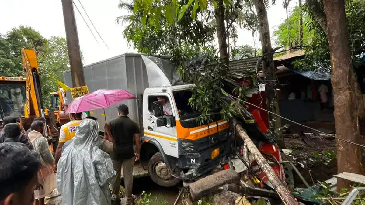 त्रिशूर में चाय की दुकान से टकराई टैंकर लॉरी; दो लोगों की मौत त्रिशूर में चाय की दुकान से टकराई टैंकर लॉरी; दो लोगों की मौत