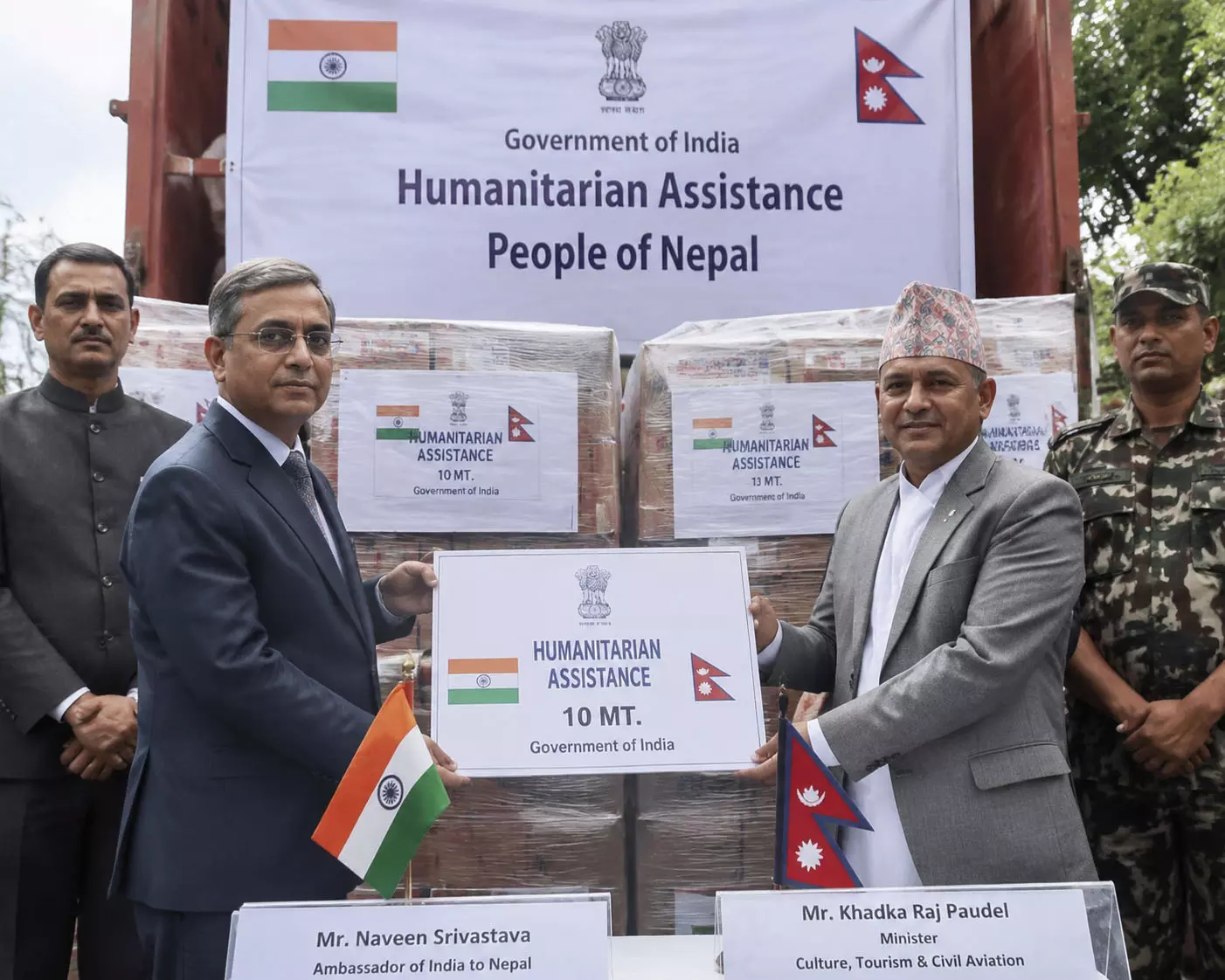नेपाल बाढ़ संकट में भारत की मदद, 10 टन मानवीय सहायता सामग्री सौंपी गई नेपाल बाढ़ संकट में भारत की मदद, 10 टन मानवीय सहायता सामग्री सौंपी गई