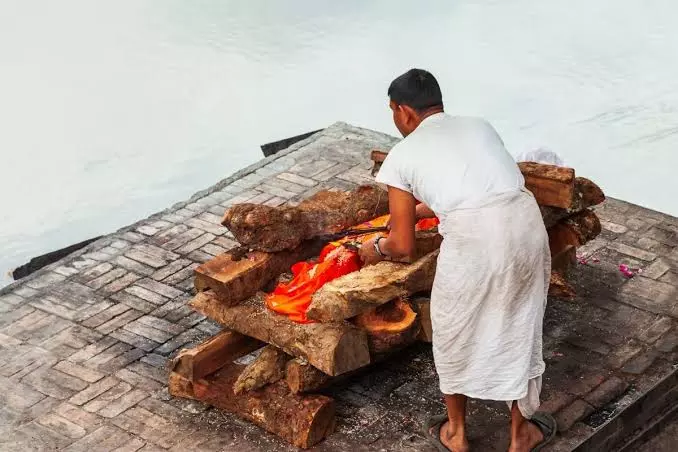 अंतिम संस्कार में क्यों फोड़ा जाता है शव का सिर जानिए वजह अंतिम संस्कार में क्यों फोड़ा जाता है शव का सिर जानिए वजह