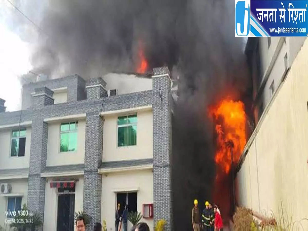देहरादून इंटर कॉलेज में तोड़फोड़ कार्यालय में लगाई आग जांच में जुटी पुलिस देहरादून इंटर कॉलेज में तोड़फोड़ कार्यालय में लगाई आग जांच में जुटी पुलिस