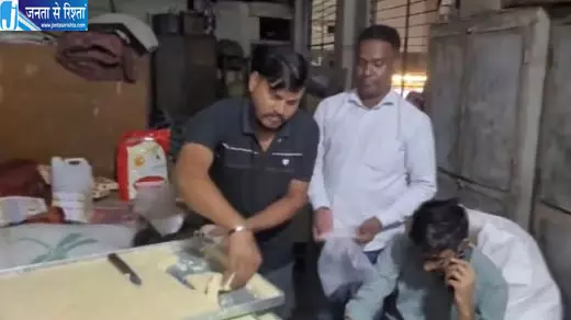 देवास में मिठाई दुकानों पर बड़ी कार्रवाई, 600 किलो मिठाई जब्त देवास में मिठाई दुकानों पर बड़ी कार्रवाई, 600 किलो मिठाई जब्त