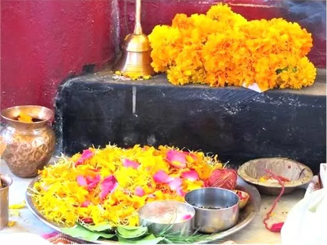 पूजा के फूलों को भूलकर भी न फेंकें अपनाएं ये धार्मिक उपाय पूजा के फूलों को भूलकर भी न फेंकें अपनाएं ये धार्मिक उपाय