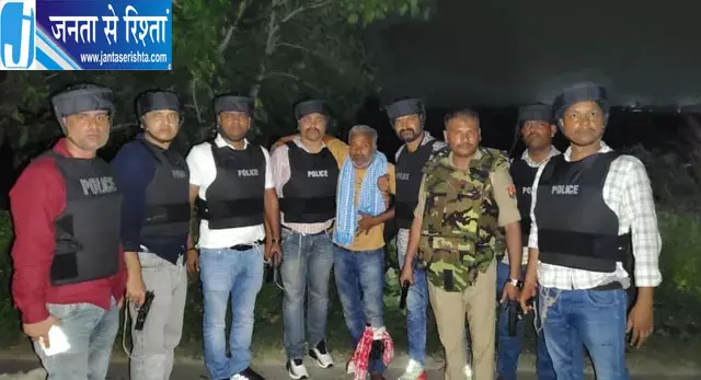 50 हजार का इनामी बदमाश गुड्डू ढाढ़ी पुलिस मुठभेड़ में गिरफ्तार, पैर में गोली लगने से घायल 50 हजार का इनामी बदमाश गुड्डू ढाढ़ी पुलिस मुठभेड़ में गिरफ्तार, पैर में गोली लगने से घायल