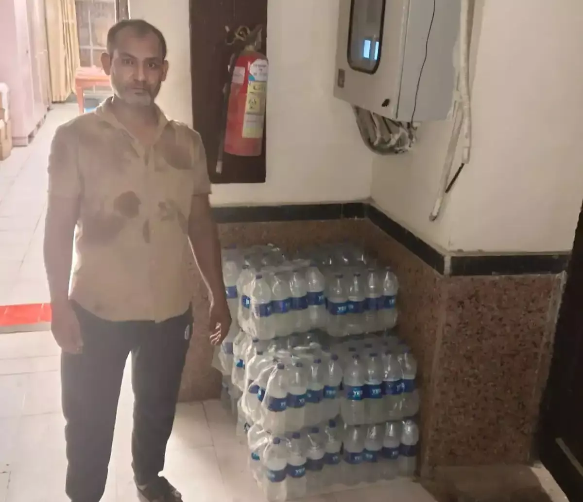 Jodhpur: ट्रेनों में बिना अनुमति पानी की बिक्री पर रेलवे सख्त, कसा शिकंजा Jodhpur: ट्रेनों में बिना अनुमति पानी की बिक्री पर रेलवे सख्त, कसा शिकंजा
