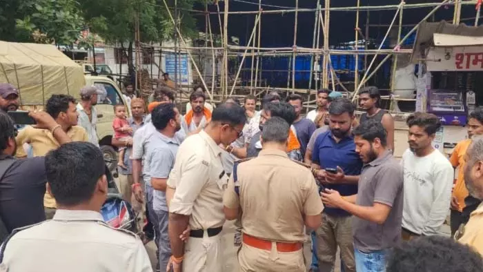गुढ़ियारी इलाके के धार्मिक स्थल में तोड़फोड़, भारी पुलिसबल तैनात गुढ़ियारी इलाके के धार्मिक स्थल में तोड़फोड़, भारी पुलिसबल तैनात
