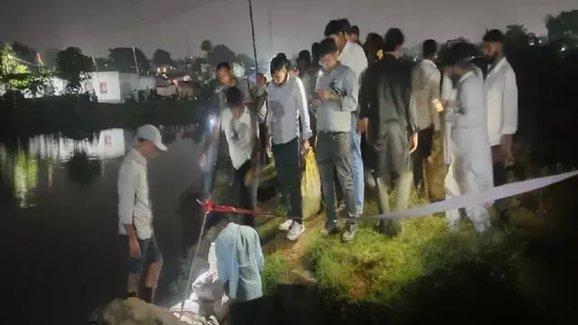 धनबाद में भू-धंसान का खतरा बढ़ा तालाब के पास बना 20 फीट का गोफ लोगों में दहशत धनबाद में भू-धंसान का खतरा बढ़ा तालाब के पास बना 20 फीट का गोफ लोगों में दहशत