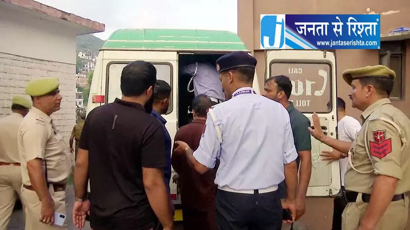 Poonch में कमर्शियल वैन सड़क से उतरी; 6 की मौत, 3 घायल Poonch में कमर्शियल वैन सड़क से उतरी; 6 की मौत, 3 घायल