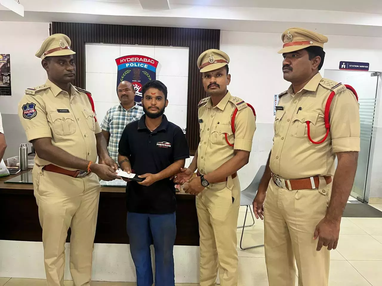 Telangana: मैलरदेवपल्ली पुलिस ने चोरी के 34 मोबाइल फ़ोन बरामद किए Telangana: मैलरदेवपल्ली पुलिस ने चोरी के 34 मोबाइल फ़ोन बरामद किए