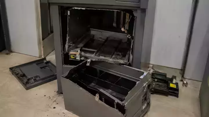 Tamil Nadu: तेलंगाना में कांची ATM लुटेरे पुलिस पर बंदूक तानकर भाग निकले Tamil Nadu: तेलंगाना में कांची ATM लुटेरे पुलिस पर बंदूक तानकर भाग निकले