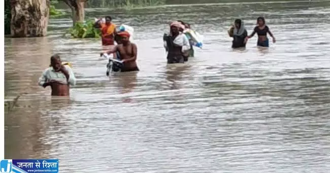 बाढ़ के डर में कटी रात गंडक किनारे गांवों में पसरा खौफ बाढ़ के डर में कटी रात गंडक किनारे गांवों में पसरा खौफ