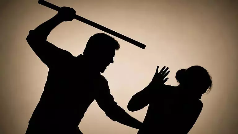 महिला कॉन्स्टेबल पर रॉड से हमला महिला कॉन्स्टेबल पर रॉड से हमला