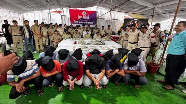 निवेश की रकम दोगुनी करने का झांसा देकर 2 करोड़ की ठगी, 14 आरोपी गिरफ्तार निवेश की रकम दोगुनी करने का झांसा देकर 2 करोड़ की ठगी, 14 आरोपी गिरफ्तार