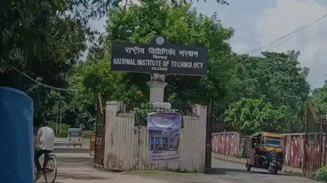 NIT सिलचर: सेवा नियमित करने की मांग, भूख हड़ताल पर बैठे अस्थायी कर्मचारी NIT सिलचर: सेवा नियमित करने की मांग, भूख हड़ताल पर बैठे अस्थायी कर्मचारी