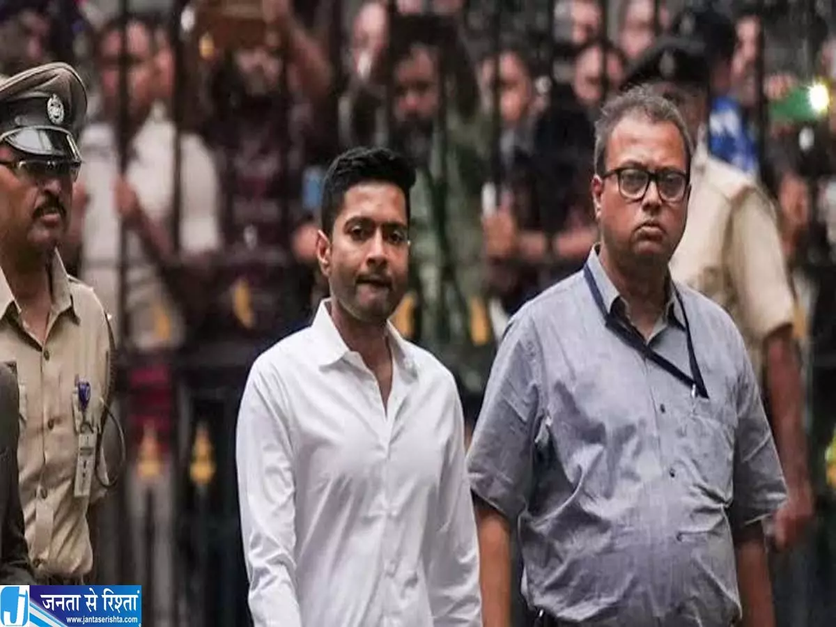 बिलबोर्ड हटाने पहुंची टीम अभिषेक बोले पहले दिखाओ आदेश की कॉपी बिलबोर्ड हटाने पहुंची टीम अभिषेक बोले पहले दिखाओ आदेश की कॉपी