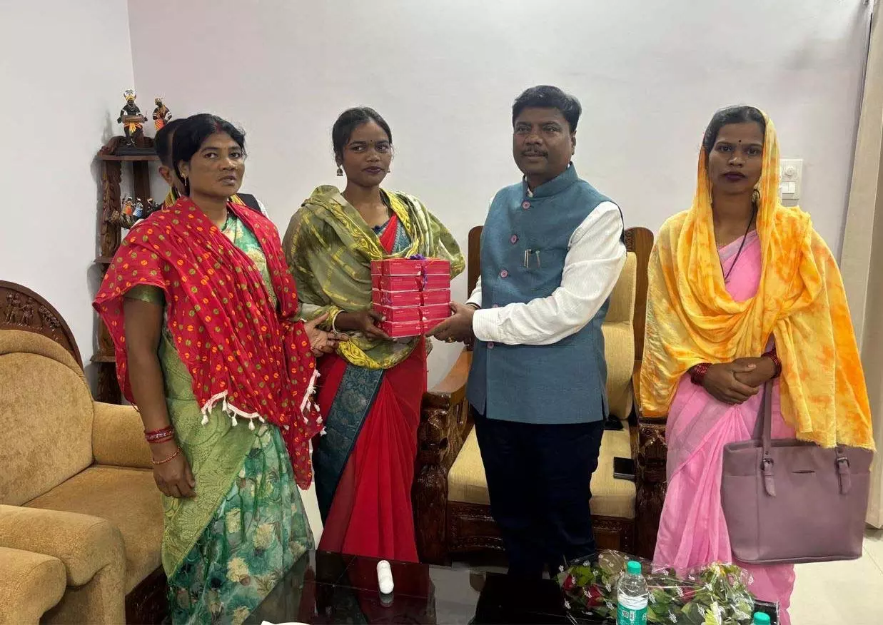बस्तर की महिलाओं ने तैयार की बिना शक्कर वाली ऑर्गेनिक काजू-कतली बस्तर की महिलाओं ने तैयार की बिना शक्कर वाली ऑर्गेनिक काजू-कतली