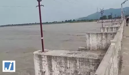 बिहार में नदियों का रौद्र रूप बरकरार, गंडक बैराज में जलस्तर में उतार-चढ़ाव जारी बिहार में नदियों का रौद्र रूप बरकरार, गंडक बैराज में जलस्तर में उतार-चढ़ाव जारी